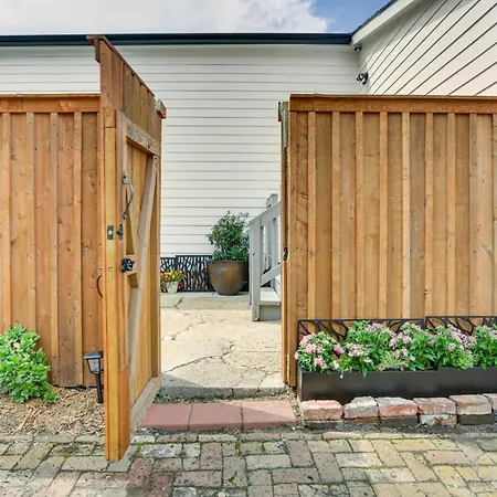 Walk To St Charles Ave Renovated With Patio! Holiday home