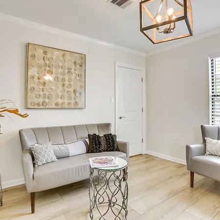 Walk To St Charles Ave Renovated With Patio! Holiday home *