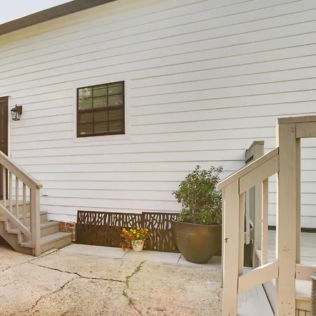 Walk To St Charles Ave Renovated With Patio! Holiday home *