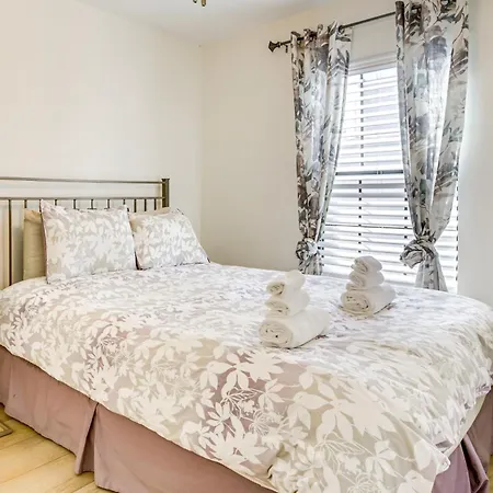 Walk To St Charles Ave Renovated With Patio! Holiday home New Orleans