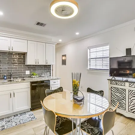 Walk To St Charles Ave Renovated With Patio! * New Orleans