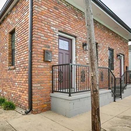 Walk To St Charles Ave Renovated With Patio!