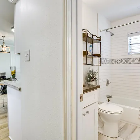 Holiday home Walk To St Charles Ave Renovated With Patio! *