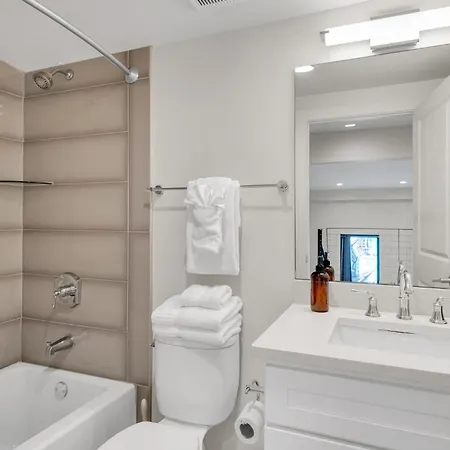 Holiday home Chic Getaway Across From French Quarter *