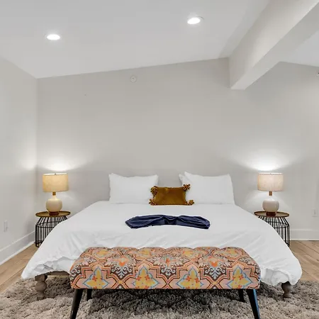 Chic Getaway Across From French Quarter Holiday home *