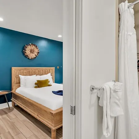 Chic Getaway Across From French Quarter Holiday home New Orleans
