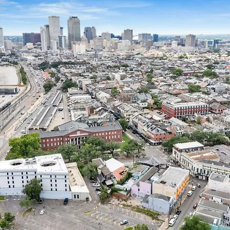 Chic Getaway Across From French Quarter Holiday home New Orleans