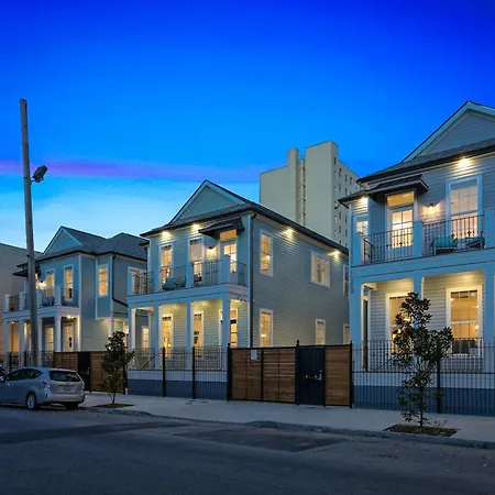 Hosteeva Stunning 4 Bedroom W Pool Steps To St Charles Ave *