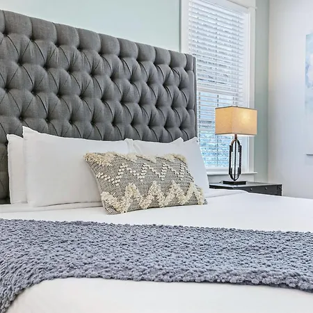 Hosteeva Stunning 4 Bedroom W Pool Steps To St Charles Ave Apartment