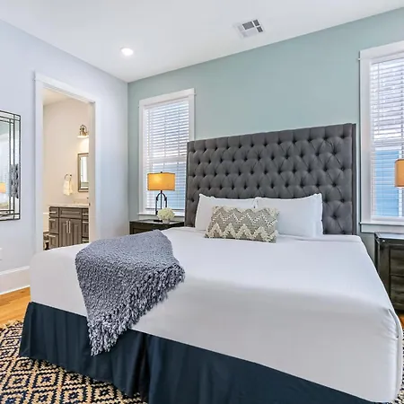 Hosteeva Stunning 4 Bedroom W Pool Steps To St Charles Ave Apartment *
