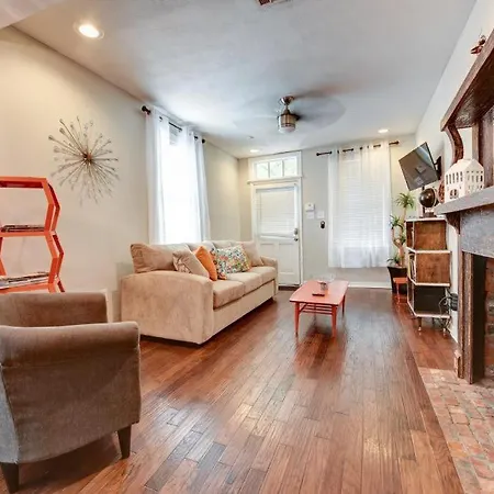 Huge 1 Bedroom Steps Into The French Quarter Apartment *