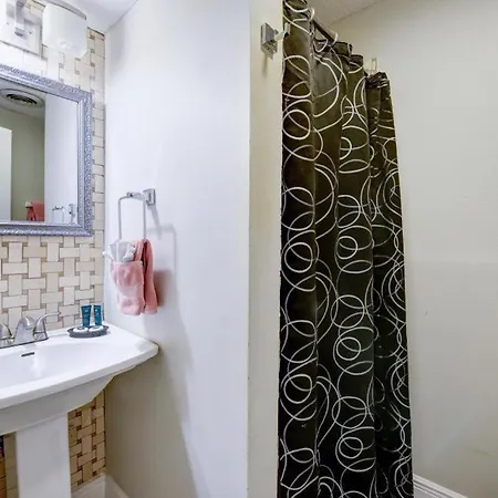 Huge 1 Bedroom Steps Into The French Quarter *