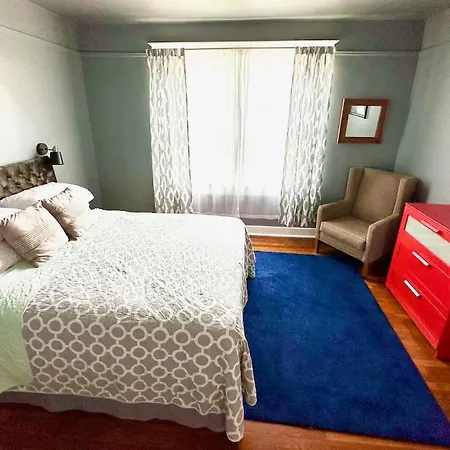 Mid 2 Br- Beautiful, Renovated Arts & Crafts Flat Apartment