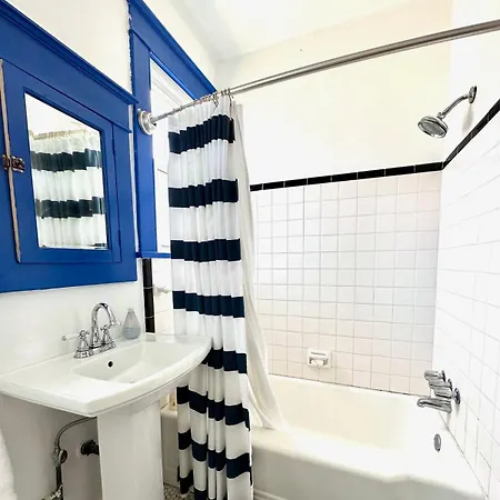 Mid 2 Br- Beautiful, Renovated Arts & Crafts Flat *