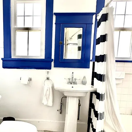 Apartment Mid 2 Br- Beautiful, Renovated Arts & Crafts Flat