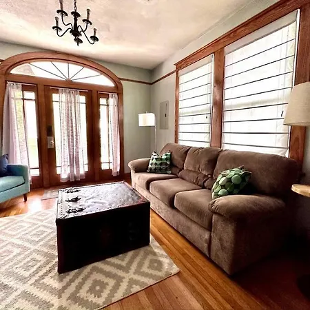Mid 2 Br- Beautiful, Renovated Arts & Crafts Flat