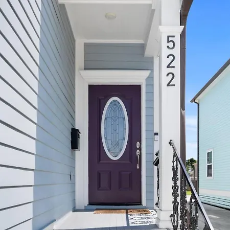 Pool & Balcony Steps From Streetcar Holiday home New Orleans