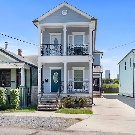 Holiday home Pool & Balcony Steps From Streetcar *