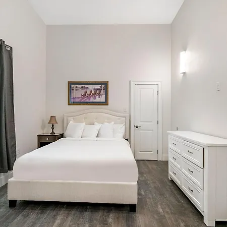 Stunning Close To French Quarter Apartment