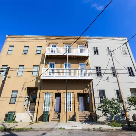 Spacious On Carondelet Street Close To The French Quarter *