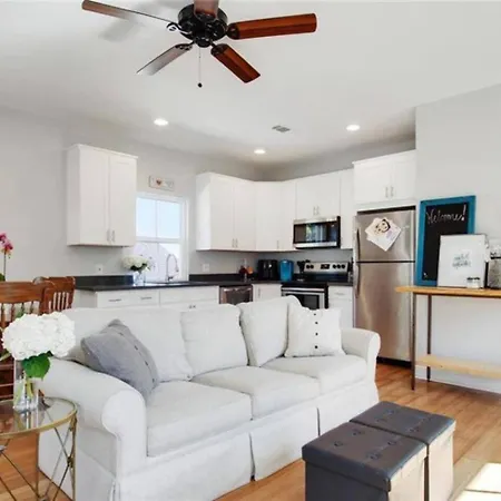 Bright W Chef's Kitchen Near French Quar Holiday home *