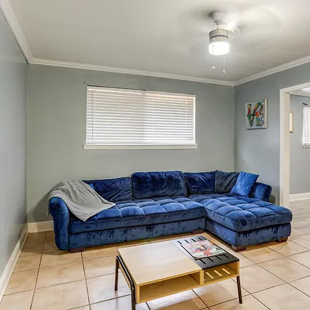 Fenced Backyard: Spacious Home! Holiday home