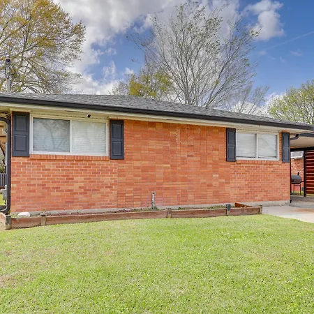 Holiday home Fenced Backyard: Spacious Home!