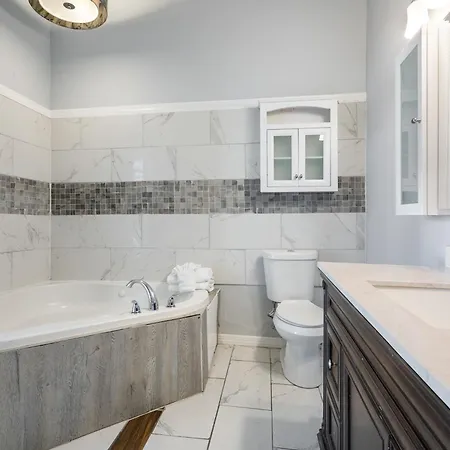 5br Penthouse With Amenities Near Fq Apartment *