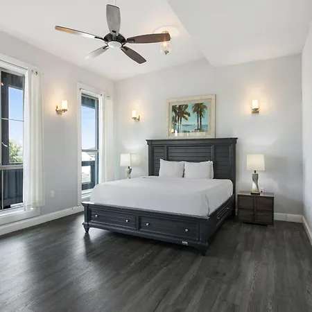 5br Penthouse With Amenities Near Fq Apartment