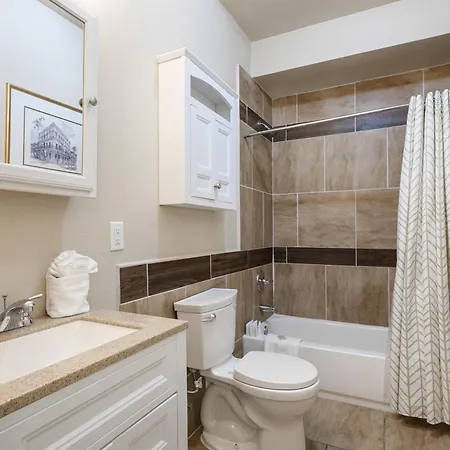 Apartment Spacious And Fully Furnished Near St. Charles