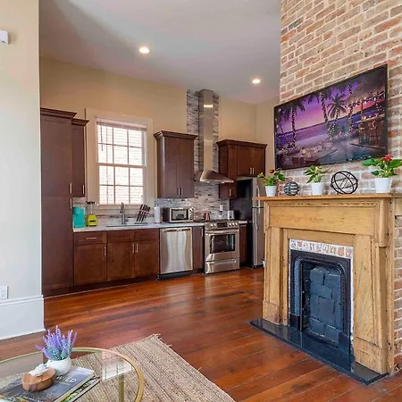 Beautiful 1bed 1bath House 4blocks French Q, Near Bourbon St And Steps To Jazz Venues *