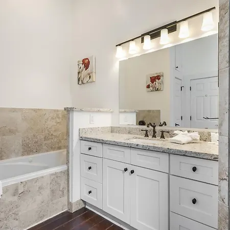 4br Luxury Uptown Retreat W Private Heated Pool *