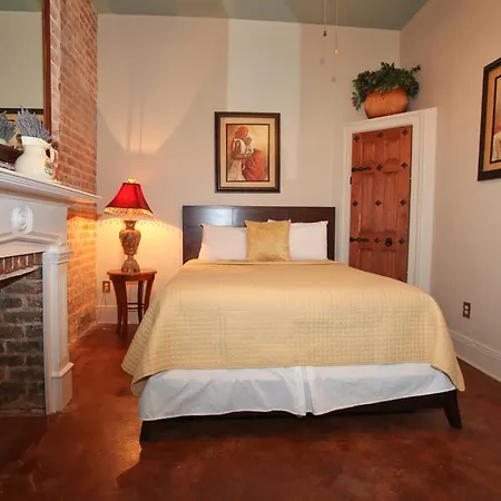 French Quarter Luxury Two-Bedroom Suite 1204 *