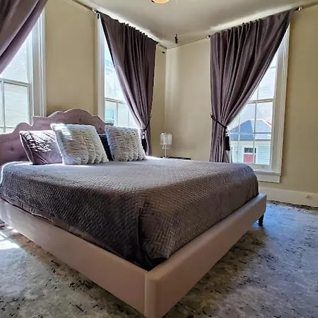 Walker Mansion On St Charles Ave - Unit 5 *