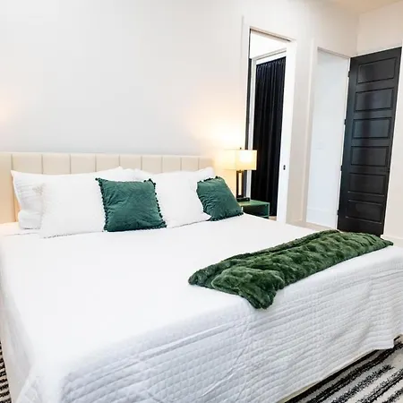 Holiday home Shimmering New Nola Tvs In Bedrooms & Parking New Orleans