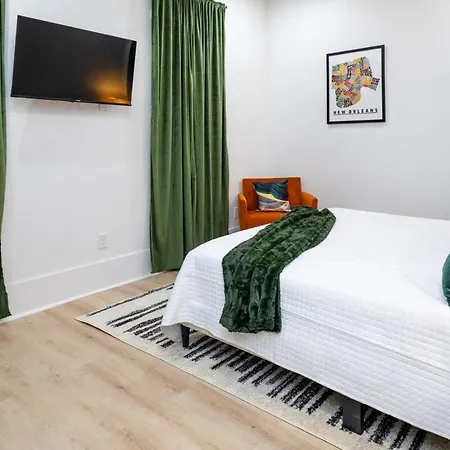 Shimmering New Nola Tvs In Bedrooms & Parking * New Orleans