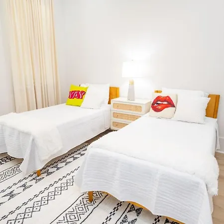 Shimmering New Nola Tvs In Bedrooms & Parking Holiday home