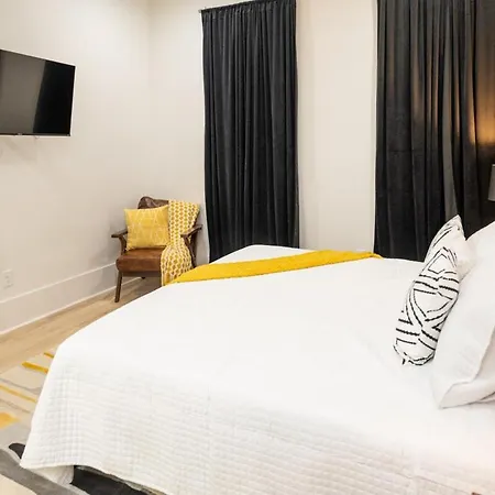 Shimmering New Nola Tvs In Bedrooms & Parking Holiday home New Orleans
