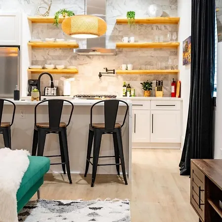 Holiday home Shimmering New Nola Tvs In Bedrooms & Parking
