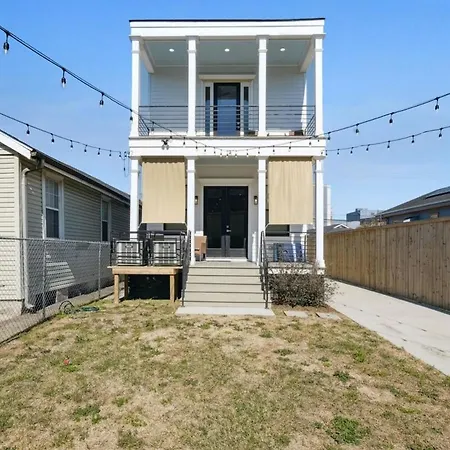 Immaculate Superdome Parking Yard Tvs Ensuite Holiday home