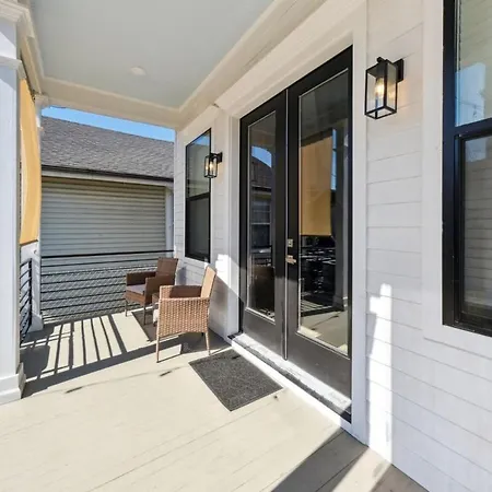 Immaculate Superdome Parking Yard Tvs Ensuite
