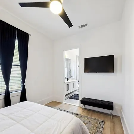 Holiday home Immaculate Superdome Parking Yard Tvs Ensuite *