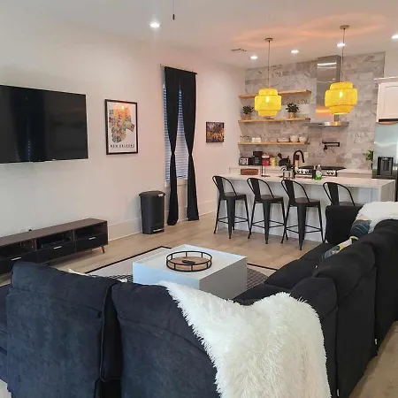 Immaculate Superdome Parking Yard Tvs Ensuite Holiday home *