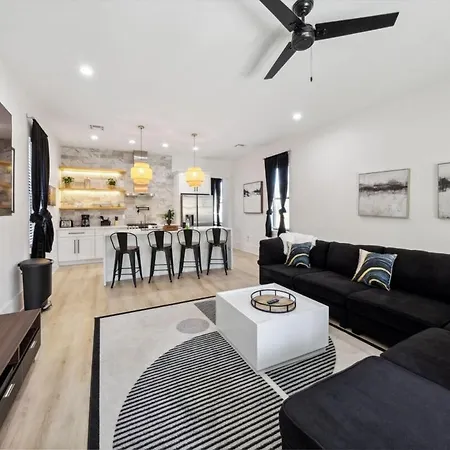 Immaculate Superdome Parking Yard Tvs Ensuite Holiday home