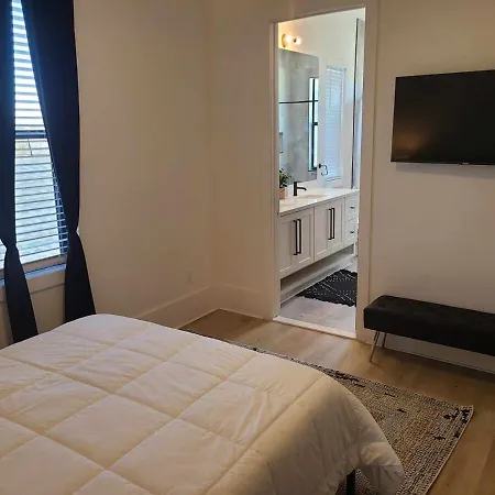 Immaculate Superdome Parking Yard Tvs Ensuite Holiday home *