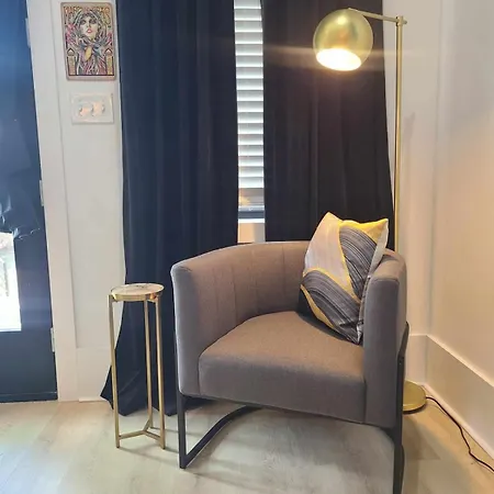 Immaculate Superdome Parking Yard Tvs Ensuite *