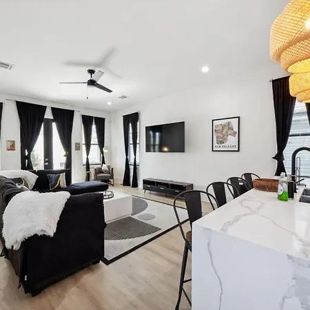 Immaculate Superdome Parking Yard Tvs Ensuite Holiday home
