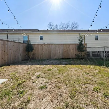 Immaculate Superdome Parking Yard Tvs Ensuite Holiday home