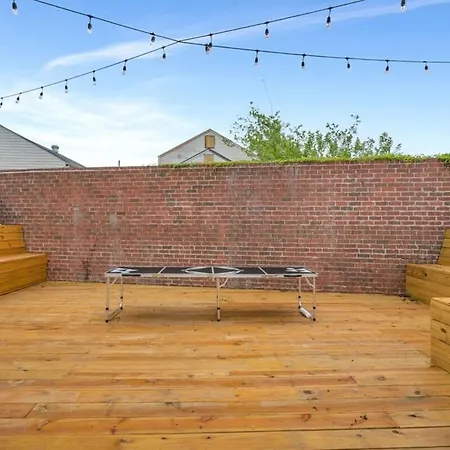 Charming 5br Retreat Near Park In Holiday home