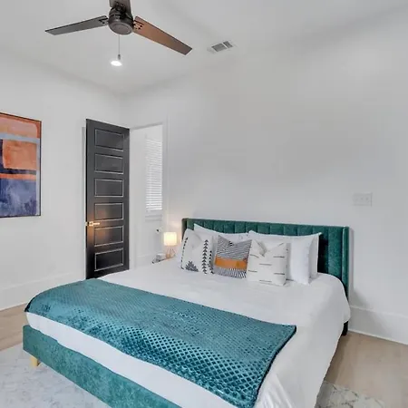 Charming 5br Retreat Near Park In